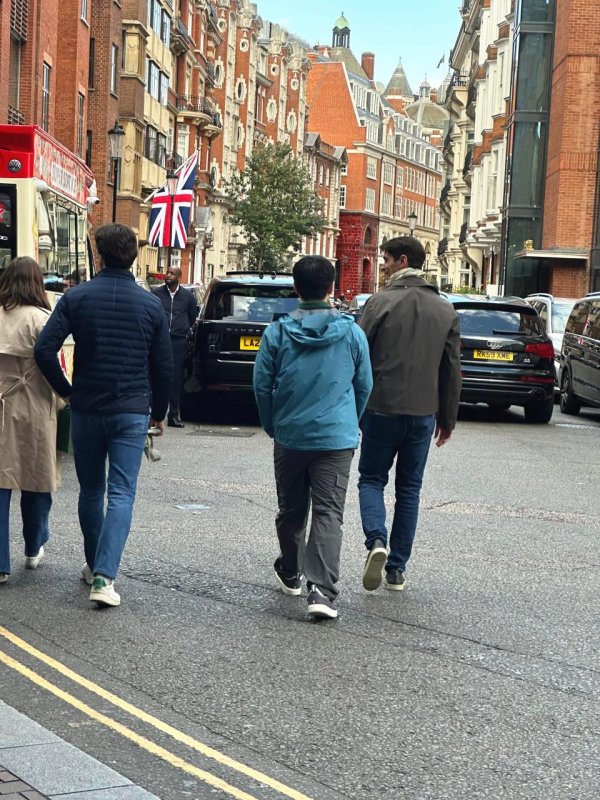 慧仁策略 樊振东在英国街头闲逛，无安保无粉丝，球迷：这才是他向往的生活